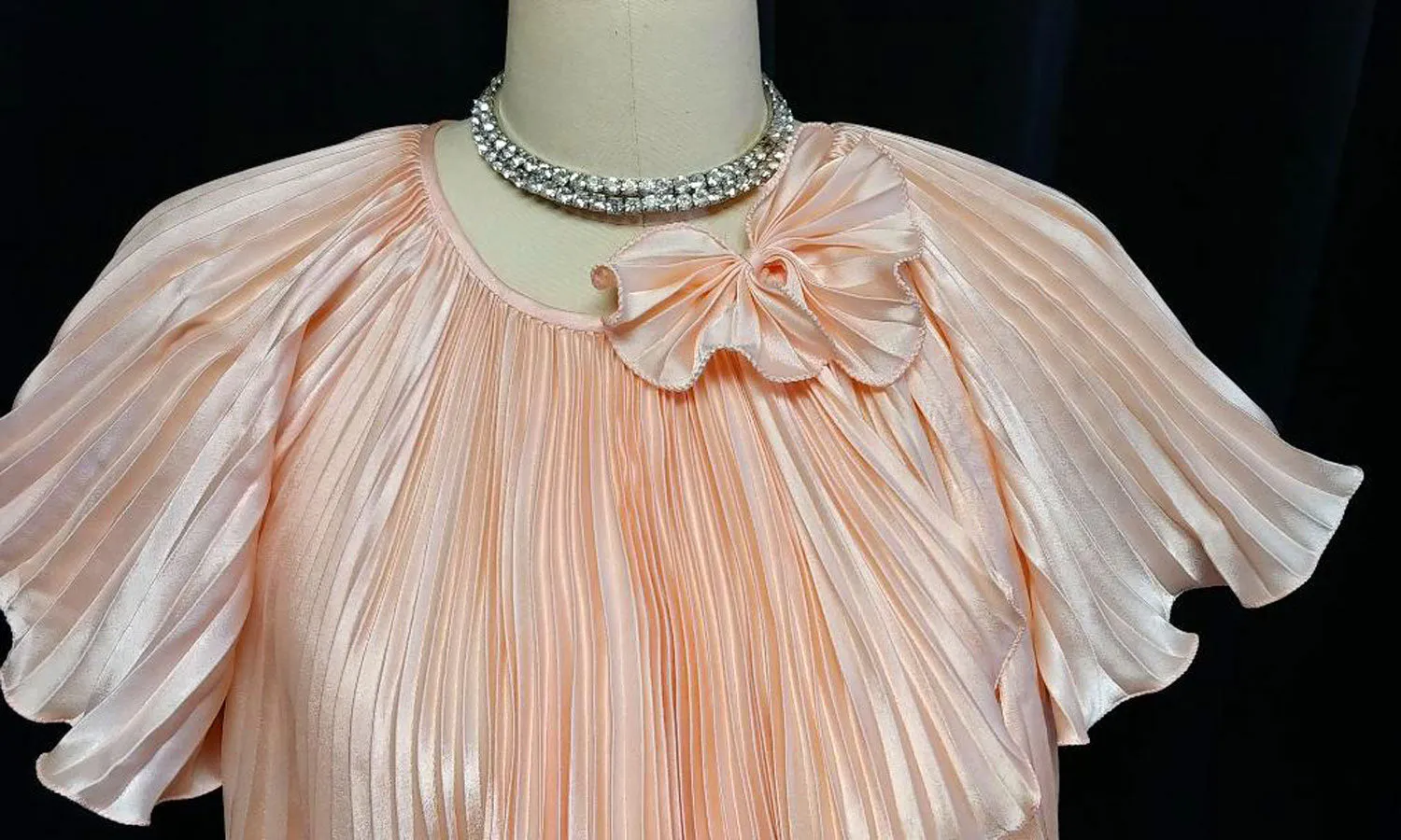 EXQUISITE VINTAGE' 60s / '70s GEORGETTE TRABOLSI PLEATED BED JACKET WITH BOW IN PEACH BLOSSOM